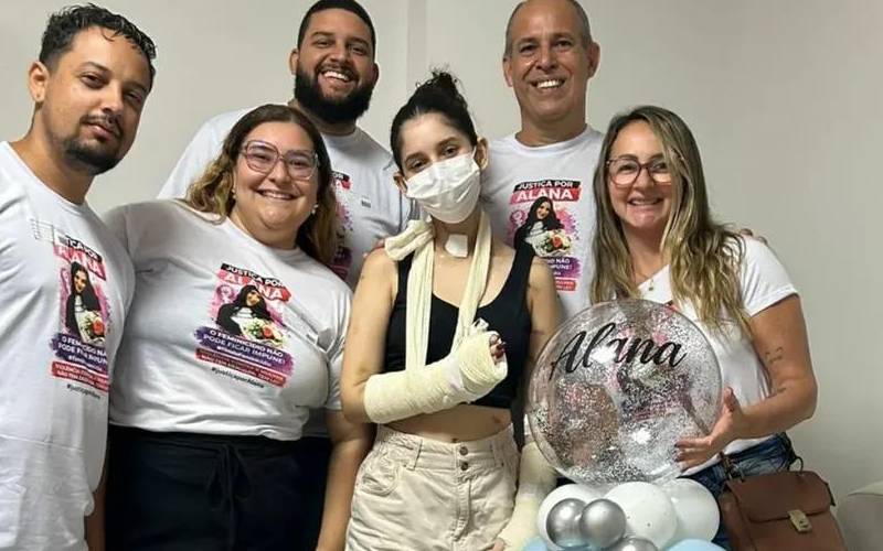 Jovem esfaqueada mais de 30 vezes no RJ após recusar pedido de namoro recebe alta do hospital