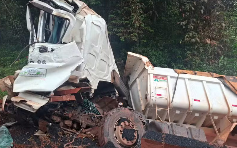Caminhões colidem na BR-156 em Laranjal do Jari, no Sul do Amapá