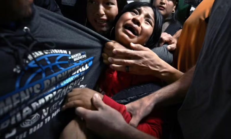 Foto de separação de família migrante nos EUA ganha prêmio do World Press — Foto: Carol Guzy/ZUMA Press, iWitness, para Miami Herald