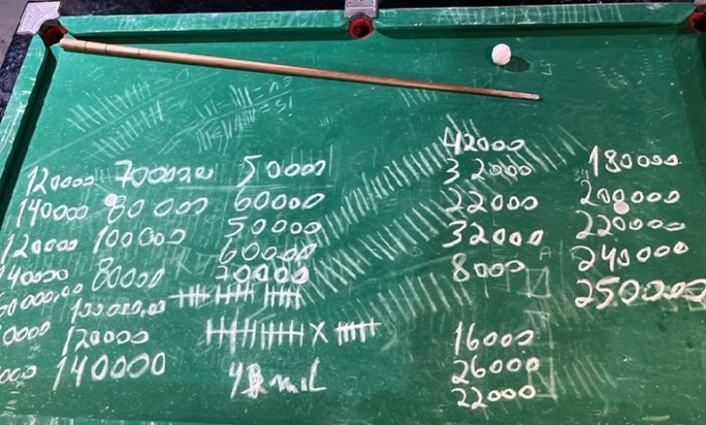 A soma das apostas (partidas) foram anotados na mesa de sinuca, que segundo o proprietário ficará na historia do Bar.