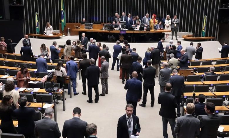 O plenário da Câmara dos Deputados. Foto: Thiago Cristino/Câmara dos Deputados ... Leia mais em https://www.cartacapital.com.br/politica/camara-aprova-reducao-de-quase-40-de-floresta-nacional-no-para/. O conteúdo de CartaCapital está protegido pela legislação brasileira sobre direito autoral. Essa defesa é necessária para manter o jornalismo corajoso e transparente de CartaCapital vivo e acessível a todos