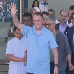 O ex-presidente Jair Bolsonaro deixa o hospital após três semanas em 4 de maio de 2025. — Foto: Reprodução/TV Globo