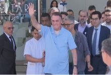 O ex-presidente Jair Bolsonaro deixa o hospital após três semanas em 4 de maio de 2025. — Foto: Reprodução/TV Globo