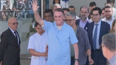 O ex-presidente Jair Bolsonaro deixa o hospital após três semanas em 4 de maio de 2025. — Foto: Reprodução/TV Globo