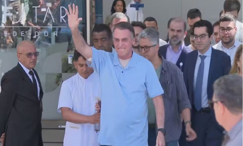 O ex-presidente Jair Bolsonaro deixa o hospital após três semanas em 4 de maio de 2025. — Foto: Reprodução/TV Globo