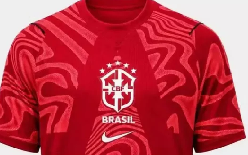 Presidente da CBF veta camisa vermelha de goleiros e é alvo de críticas