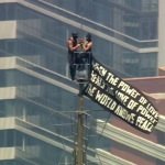 Duas pessoas escalam o topo do Empire State Building carregando uma faixa em 1º de julho de 2026 • WABC