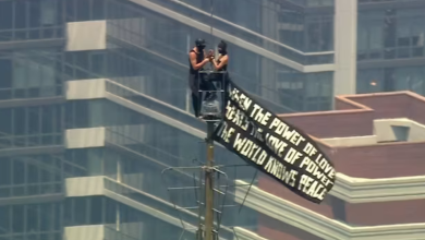Duas pessoas escalam o topo do Empire State Building carregando uma faixa em 1º de julho de 2026 • WABC