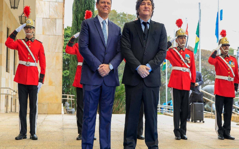 Milei é recebido com tapete azul por Tarcísio em SP e recebe honraria